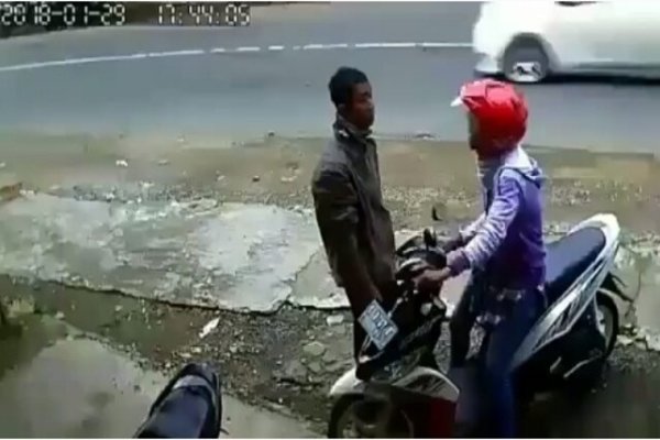  VIDEO UNIK: Diduga Bertengkar, Aksi Si Pria Bikin Ngakak