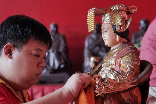  Membersihkan Patung Buddha Jelang Imlek