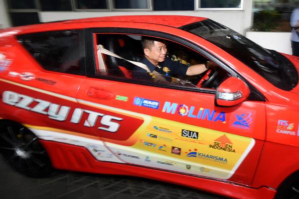  Ignasius Jonan Kendarai Mobil Listrik Ezzy ITS