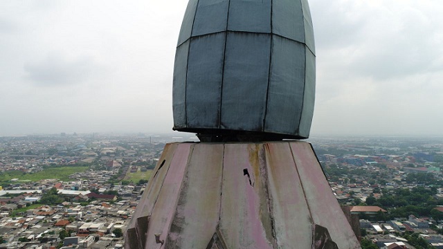  Diterpa Angin, Pucuk Makara Kubah Islamic Center Miring