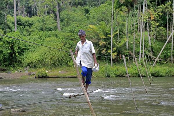  Uji Nyali Melewati Jembatan Satu Tali di Aceh