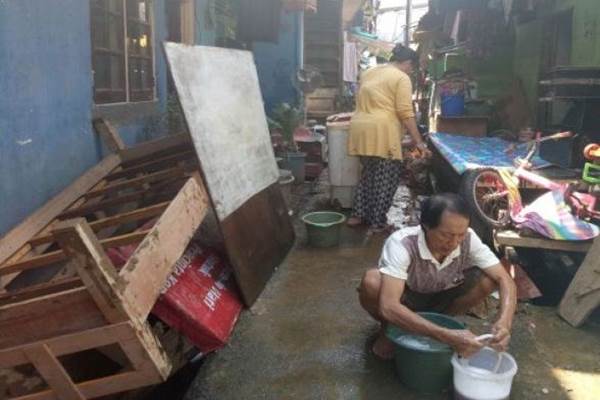  BANJIR JAKARTA : Warga Kampung Pulo Bersih-bersih