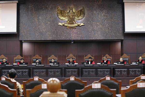 Ketua Mahkamah Konstitusi Arief Hidayat (tengah) memimpin sidang lanjutan Pengujian Undang-Undang tentang MPR, DPR, dan DPRD (MD3) terkait Hak angket DPR terhadap KPK di gedung Mahkamah Konstitusi, Jakarta, Kamis (28/9)./ANTARA-Humas MK