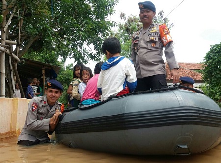  Ratusan Rumah Terendam Banjir, Brimob Polda Jabar Terjunkan Tim SAR