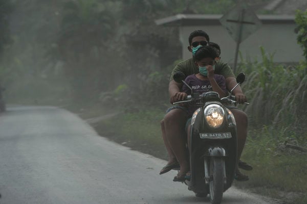  Tiga Hari Diturunkan Statusnya, Gunung Agung Erupsi Lagi