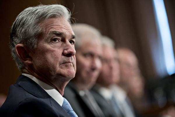  Gubernur The Fed Indikasikan Suku Bunga Tetap Naik Pasca Kejatuhan Pasar Saham