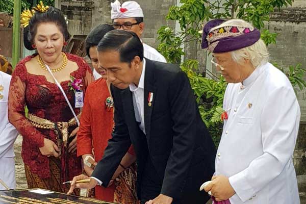 Almarhum Nyoman Gunarsa (kanan) bersama istri, Indrawati (kiri) ketika mendampingi Presiden Joko Widodo saat meresmikan Museum Seni Lukis Kontemporer Indonesia, di Klungkung, Agustus 2017.