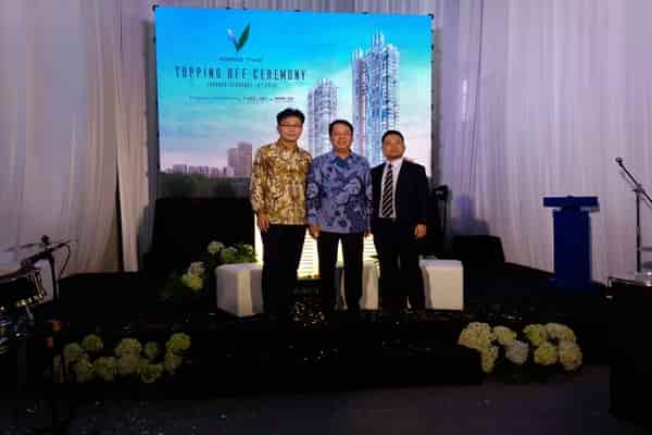 Jusuf Halimi CEO Farpoint(tengah), Gary Wu Project Director Turner for Farpoint Projects in Jakarta (kanan) saat topping off apartemen Verde two Rabu (14/2)