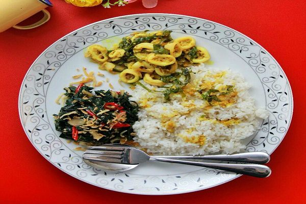  EAT : Aneka Menu Diet Sehat Siap Antar