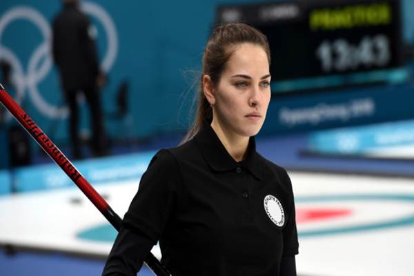  Cantiknya Anastasia Bryzgalova, Atlet Curling Olimpiade Pyeongchang yang Mirip Angelina Jolie