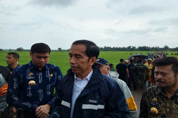  Jokowi Terobos Hujan Deras untuk Cek Padat Karya Tunai di Gowa