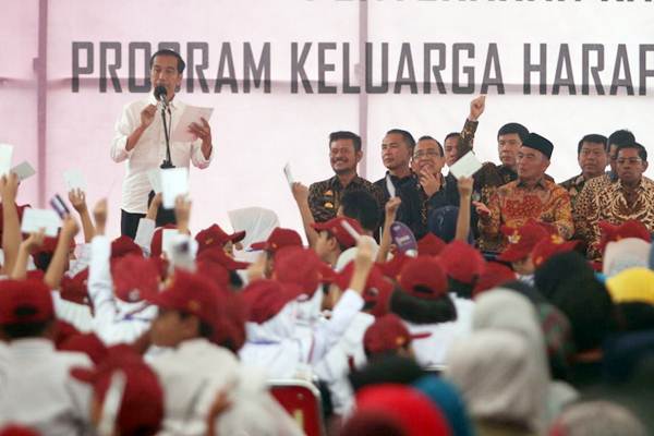  Presiden Jokowi Serahkan Kartu PKH di Gowa