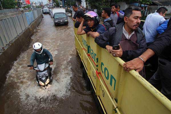  Jakarta Banjir, Gubernur Bagi-Bagi Bantuan