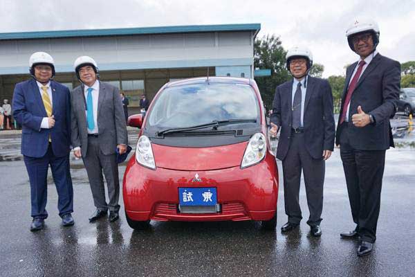  Mitsubishi Akan Serahkan Mobil Listrik i-MiEV & Outlander PHEV Ke Indonesia