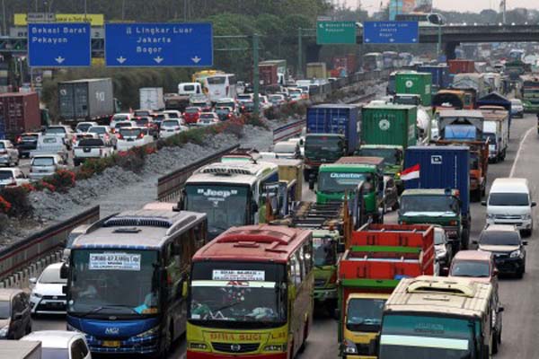  Kendaraan Sumbu Tiga Dilarang Gunakan Tol Jakarta-Cikampek Saat Libur Panjang. Pengusaha Kelabakan