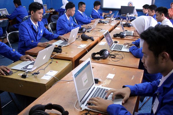 Sejumlah siswa Sekolah Menengah Kejuruan (SMK) mengikuti Ujian Nasional Berbasis Komputer (UNBK) di SMK N 1 Cibinong, Karadenan, Kabupaten Bogor, Jawa Barat, Senin (3/4)./Antara-Yulius Satria Wijaya