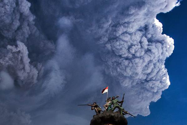  Material Vulkanik Gunung Sinabung Selimuti Kota Brastagi