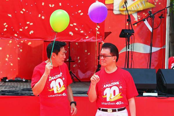 CEO PT. Smartfren Telecom Tbk. Andreas Rompis (kiri) dan Chairman Franky O. Widjaja, di sela-sela perayaan ulang tahun ke-10 Smartfren, di Jakarta, Minggu (17/9)./JIBI-Dwi Prasetya
