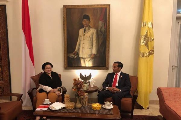 Megawati-Jokowi Santap Nasi Jambal dan Sate Ayam di Istana Batu Tulis