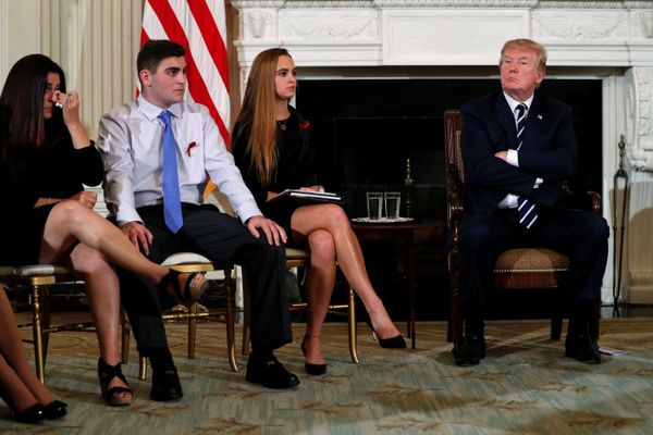  Trump Sebut Guru Dapat Dibekali Senjata Untuk Cegah Aksi Penembakan di Sekolah