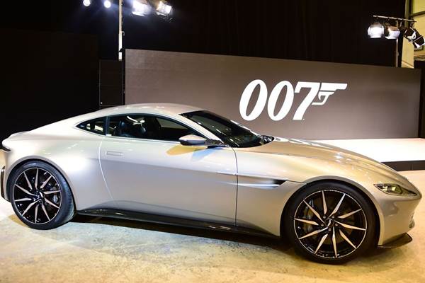  Daniel Craig Lelang Mobil Legendaris James Bond