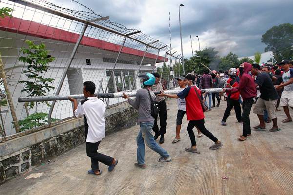  Timbulkan Bau Busuk, Rayon Utama Makmur Didemo Warga