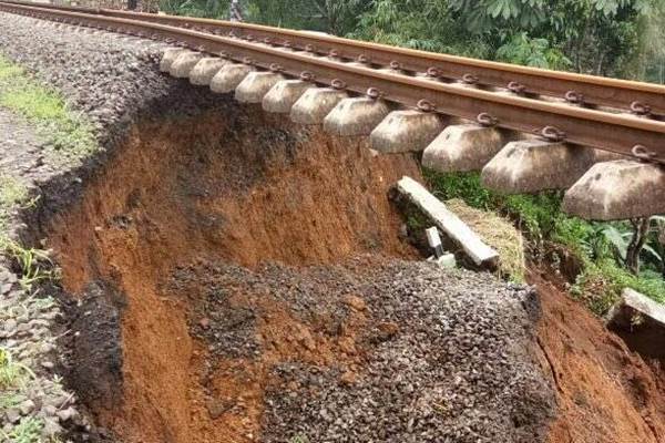  Terendam Banjir, Jalur Selatan dan Utara KA Terputus