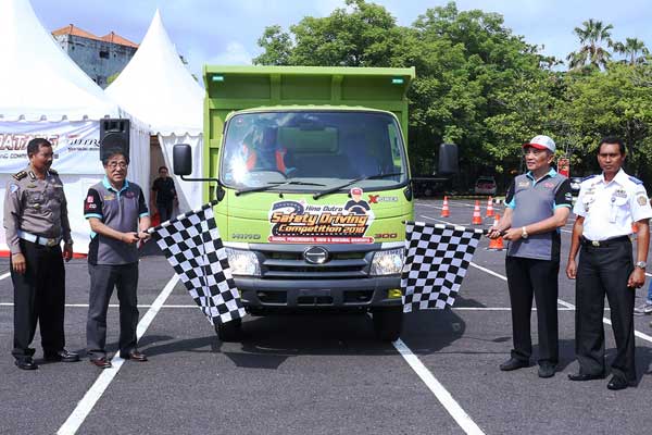  Hino Motors Dominasi Pasar Truk Medium di Bali