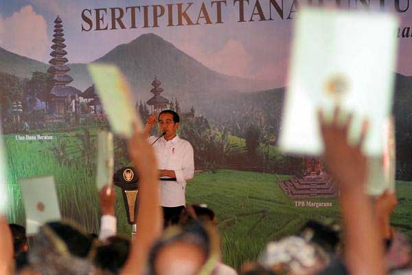  Presiden  Serahkan 15 Sertifikat Tanah Wakaf di Bali