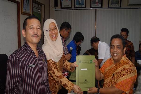 PT Toba Pulp Lestari, Tbk. (TPL), yang diwakili Manajer Humas Simon Sidabukke (kanan), menerima Proper kategori Biru periode penilaian 2016-2017 dari Kementerian Lingkungan Hidup dan Kehutanan (KLHK) melalui Dinas Lingkungan Hidup (DLH) Provinsi Sumatera Utara (Sumut), Sekretaris DLH Sumut, Siti Bayu Nasution dan Kepala Bidang Pengendalian Pencemaran dan Kerusakan Lingkungan Hidup, DLH Sumut, Maridup Sitorus, Jumat (26/12), di Medan./Istimewa