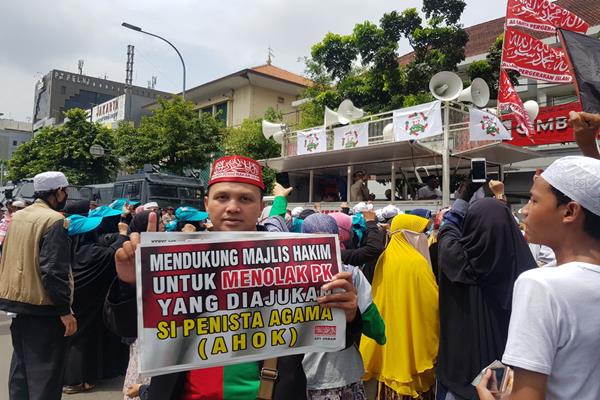  Demo Tolak Sidang Perdana PK Ahok