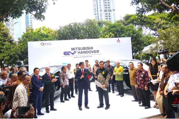  Mitsubishi Serahkan 10 Mobil Listrik ke Indonesia