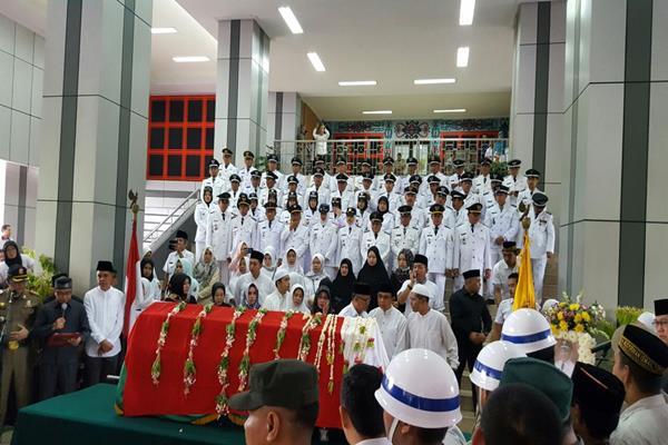  Ribuan Warga Antar Jenazah Cawagub Kaltim Nusyirwan Ismail ke Pemakaman