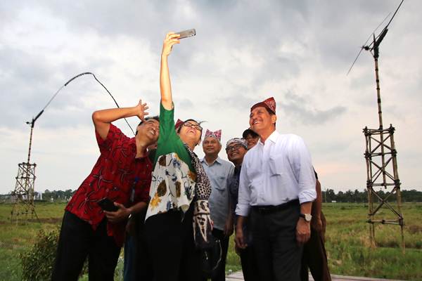  Tinjau Bandara Banyuwangi, Sri Mulyani Sempatkan Swafoto