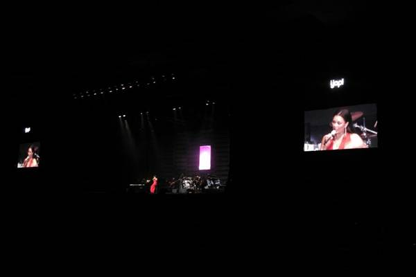 Bergaun merah penyanyi asal Amerika Serikat Vanessa Williams tampil di ajang Jakarta International BNI Java Jazz Festival 2018 di BNI Stage, JI Expo Kemayoran, Jakarta, Jumat (2/3/2018)./Bisnis-Dika Irawan