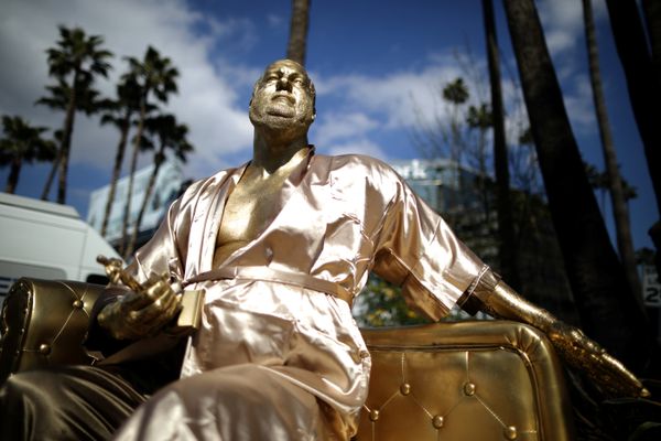  Jelang Piala Oscar 2018, Patung Harvey Weinstein Dipajang di LA