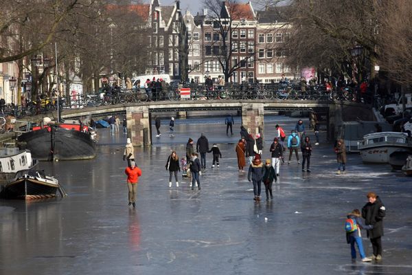  Cuaca Dingin Landa Eropa, Warga Amsterdam Bisa Berseluncur di Kanal Beku