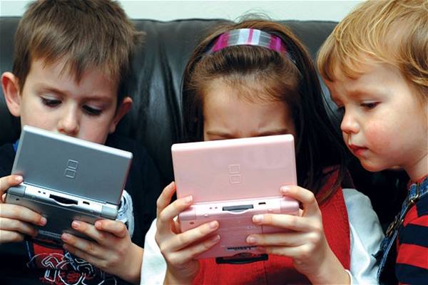 Anak-anak bermain gadget./Istimewa
