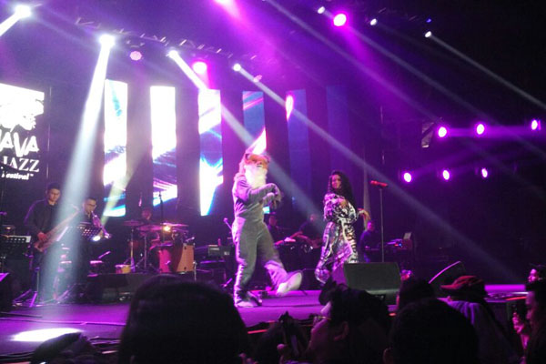 Yura Yunita menari dengan 'kucing' saat melantunkan lagu Aksi Kucig pada acara BNI Java Jazz Festival 2018 Sabtu (3/3/2018). Bisnis/Dika Irawan