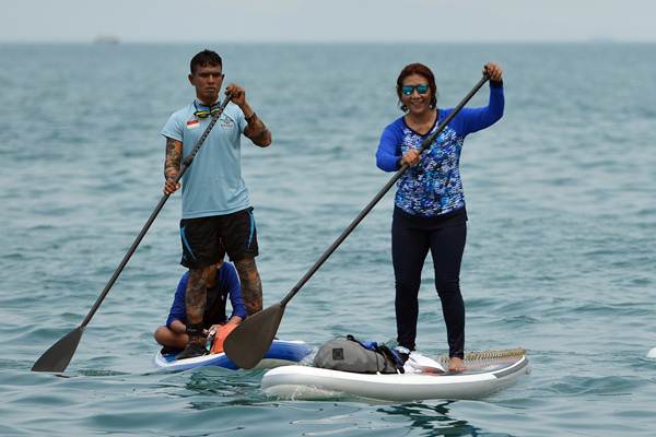  Susi Pudjiastuti Ramaikan Lomba Renang dan Dayung Selat Sunda