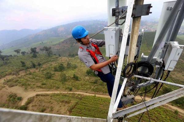Teknisi Telkomsel melakukan perawatan jaringan di salah satu menara Base Transceiver Station (BTS) di kawasan Perkebunan Malabar, Pangalengan, Kabupaten Bandung, Jawa Barat, Kamis (14/9)./JIBI-Rachman
