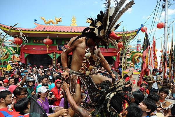  Tatung dalam Perayaan Cap Go Meh di Seasons City