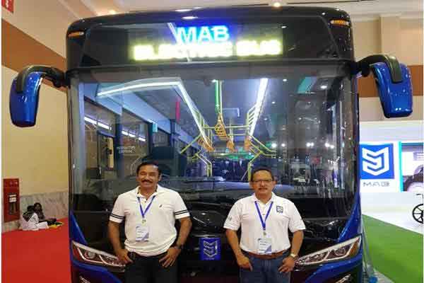 Presiden Direktur Mobil Anak Bangsa (MAB) Leonard (kiri), dan Direktur Teknik MAB Bambang Tri Sasongko di depan bus listrik MAB di Gaikindo Indonesia International Commercial Vehicle Expo (Giicomvec) 2018 di JCC, Sabtu (3/3/2018). /repro
