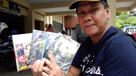  CD Bajakan Film Dilan Ditemukan Di Cirebon, Produser Lapor Polisi