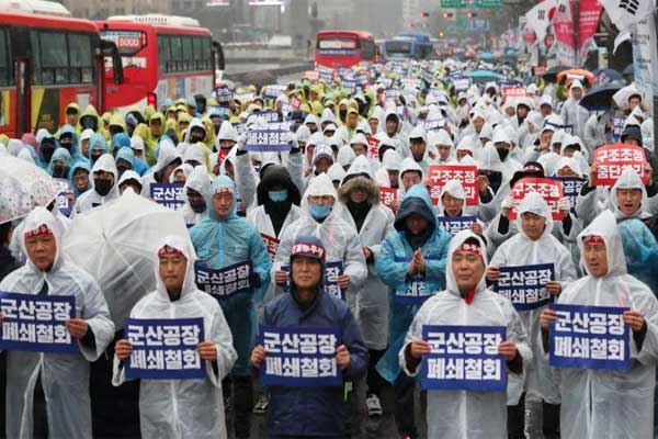 Pekerja General Motors di Korea Selatan menggelar aksi tuntutan agar GM membatalkan rencana penutupan pabriknya di Seoul, Korea Selatan, 28 February 2018. /Reuters