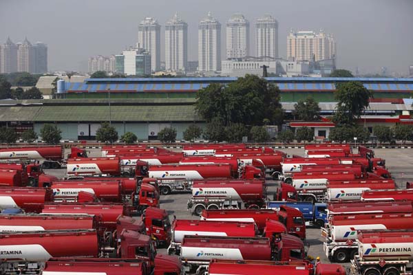 Deretan kendaraan pengangkut BBM milik Pertamina/Reuters