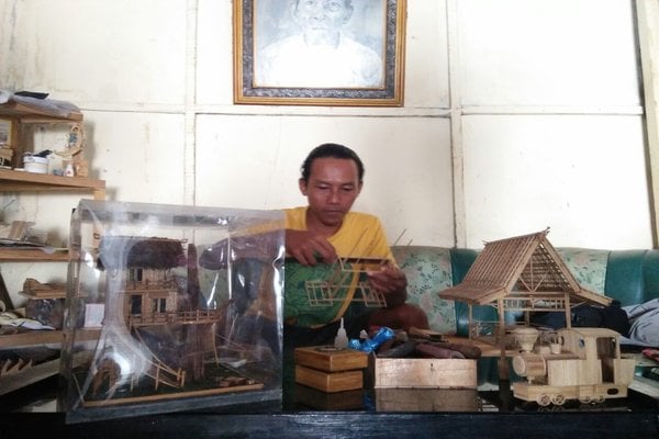  Perajin Miniatur Stik Bambu Asal Madiun, Unik Tapi Belum Maksimal