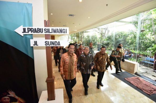 Gubernur Jawa Timur Soekarwo, Gubernur Daerah Istimewa Yogyakarta Sri Sultan HB X dan Gubernur Jawa Barat Ahmad Heryawan dalam acara rekonsiliasi budaya antara Sunda dan Jawa dengan tema Harmoni Budaya Sunda Jawa di Hotel Bumi Surabaya/Antara