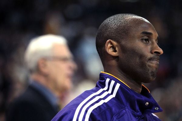  Pebasket Kobe Bryant Raih Piala Oscar