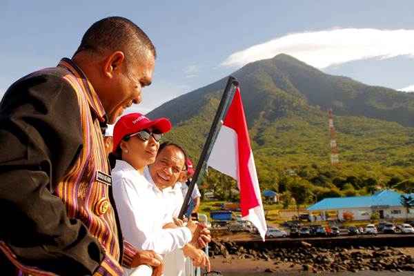  Rini Soemarno Kunjungi Pulau Adonara di NTT